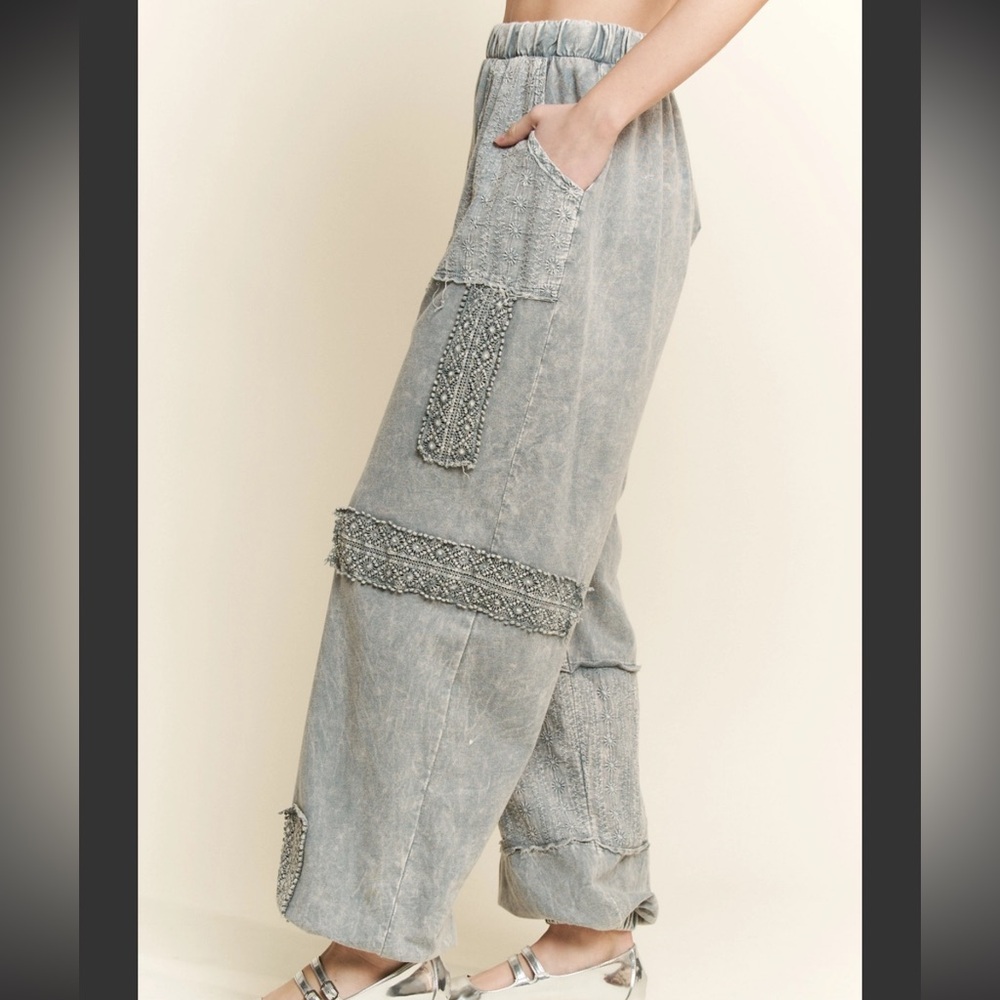 NWOT J.Her Eyelet Joggers - Picture 3 of 9